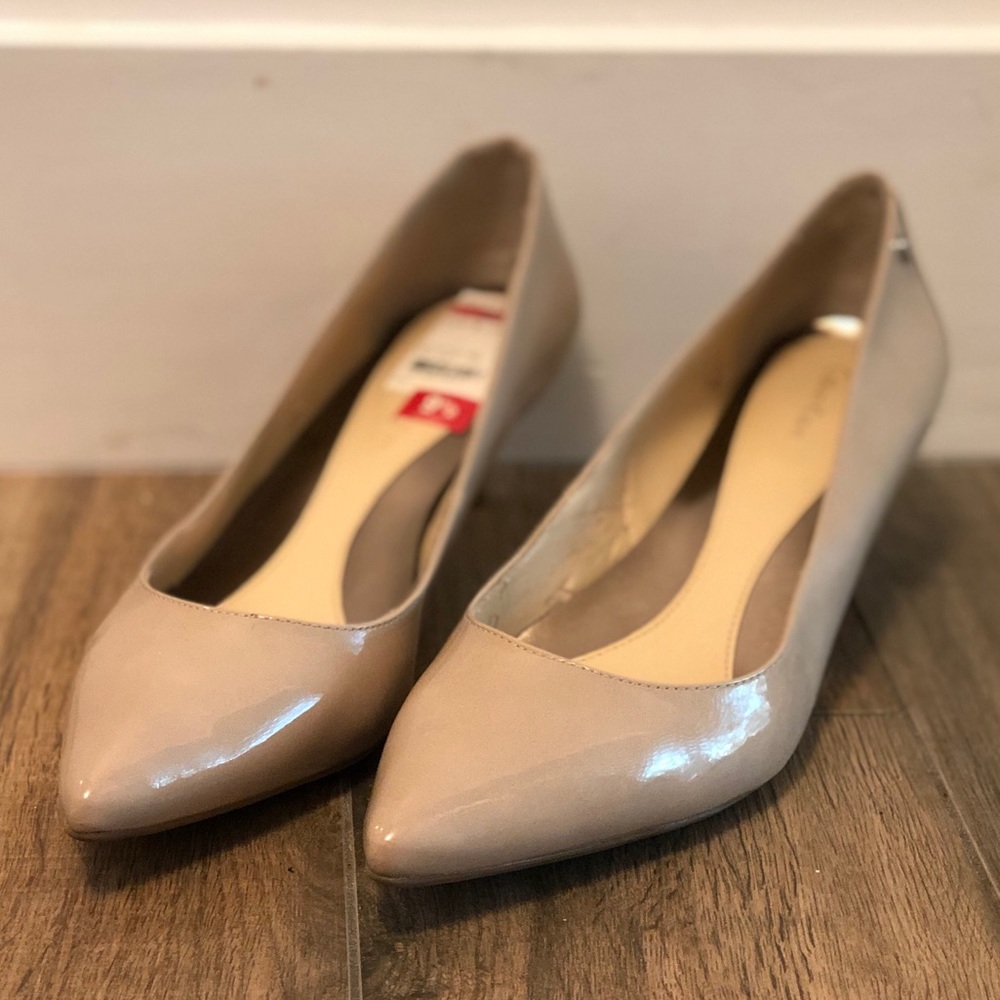 Nude patent leather pumps